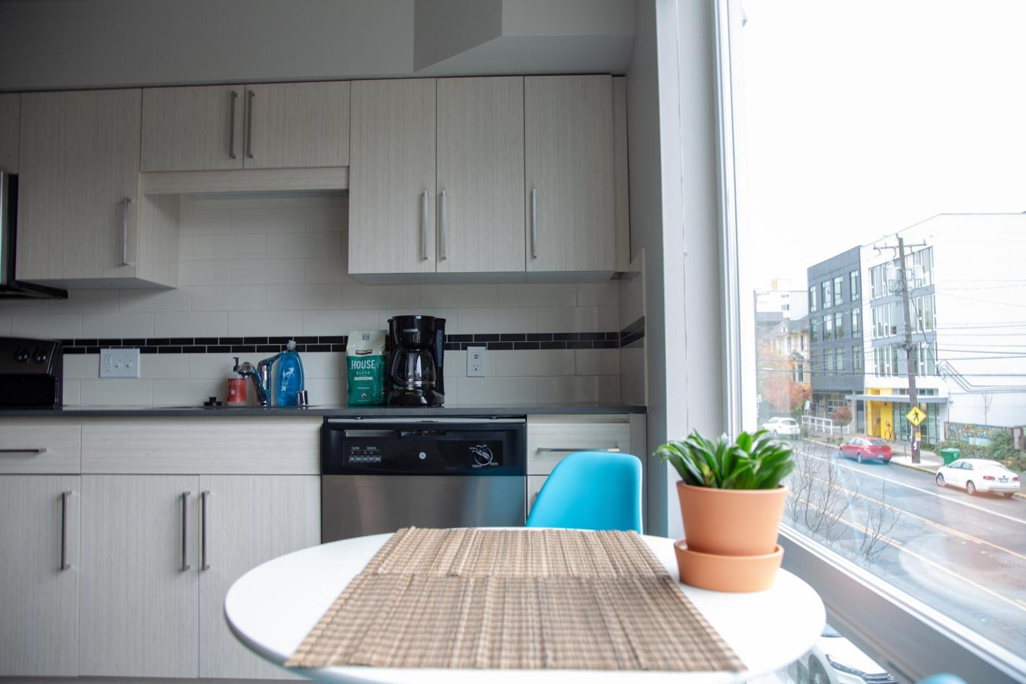 Capitol Hill Modern With Free Parking!